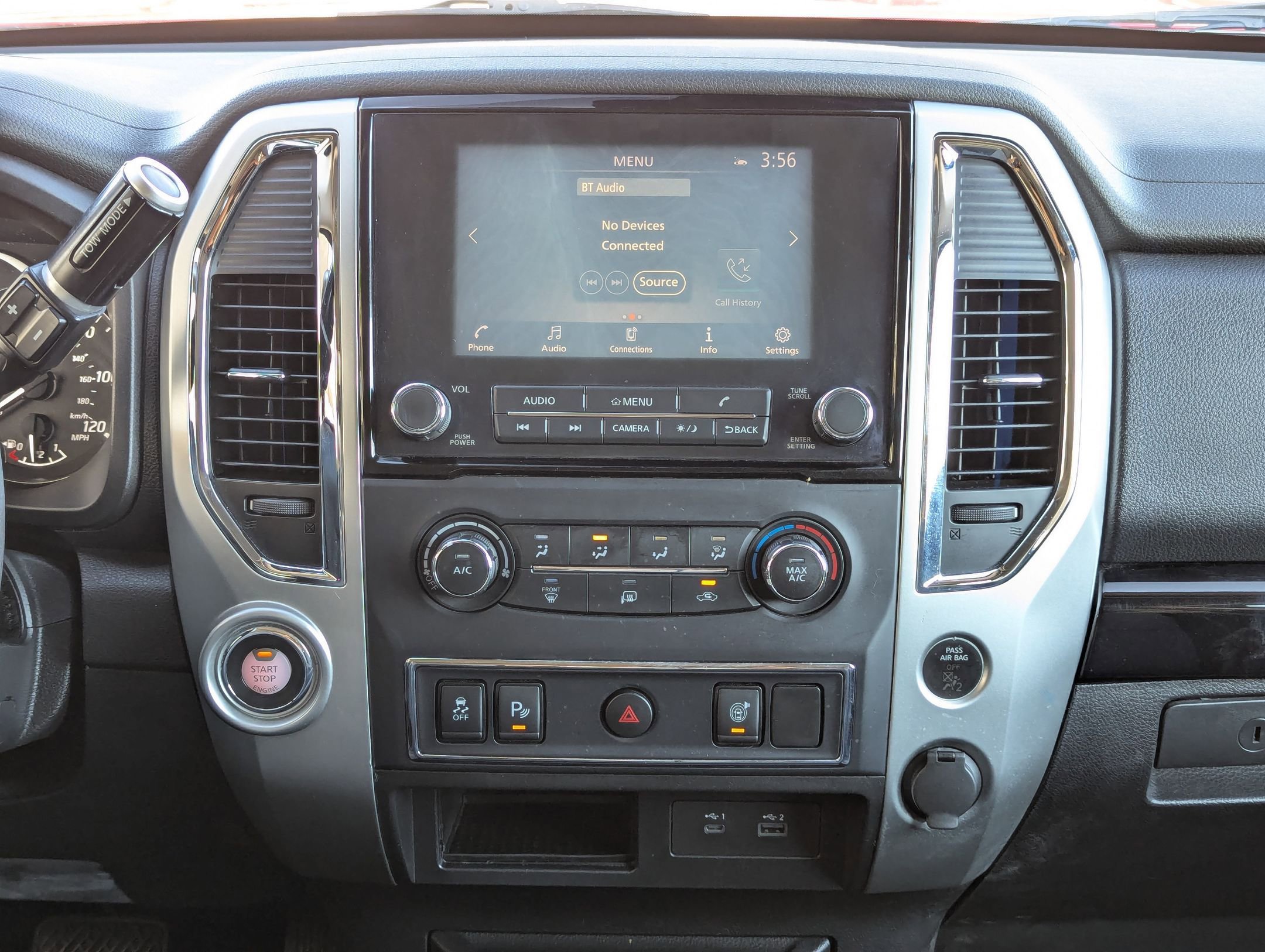Used 2020 Nissan Titan SV image 18