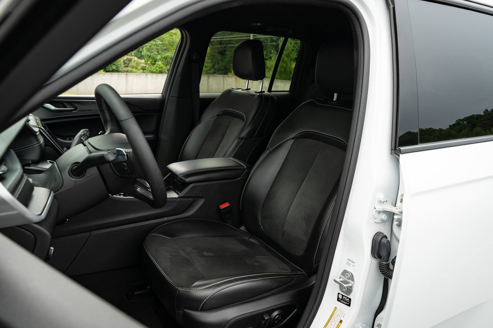 Used 2025 Jeep Grand Cherokee Altitude AWD/4WD image 15
