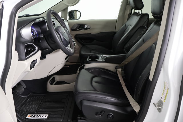 Used 2024 Chrysler Pacifica Touring-L FWD image 21