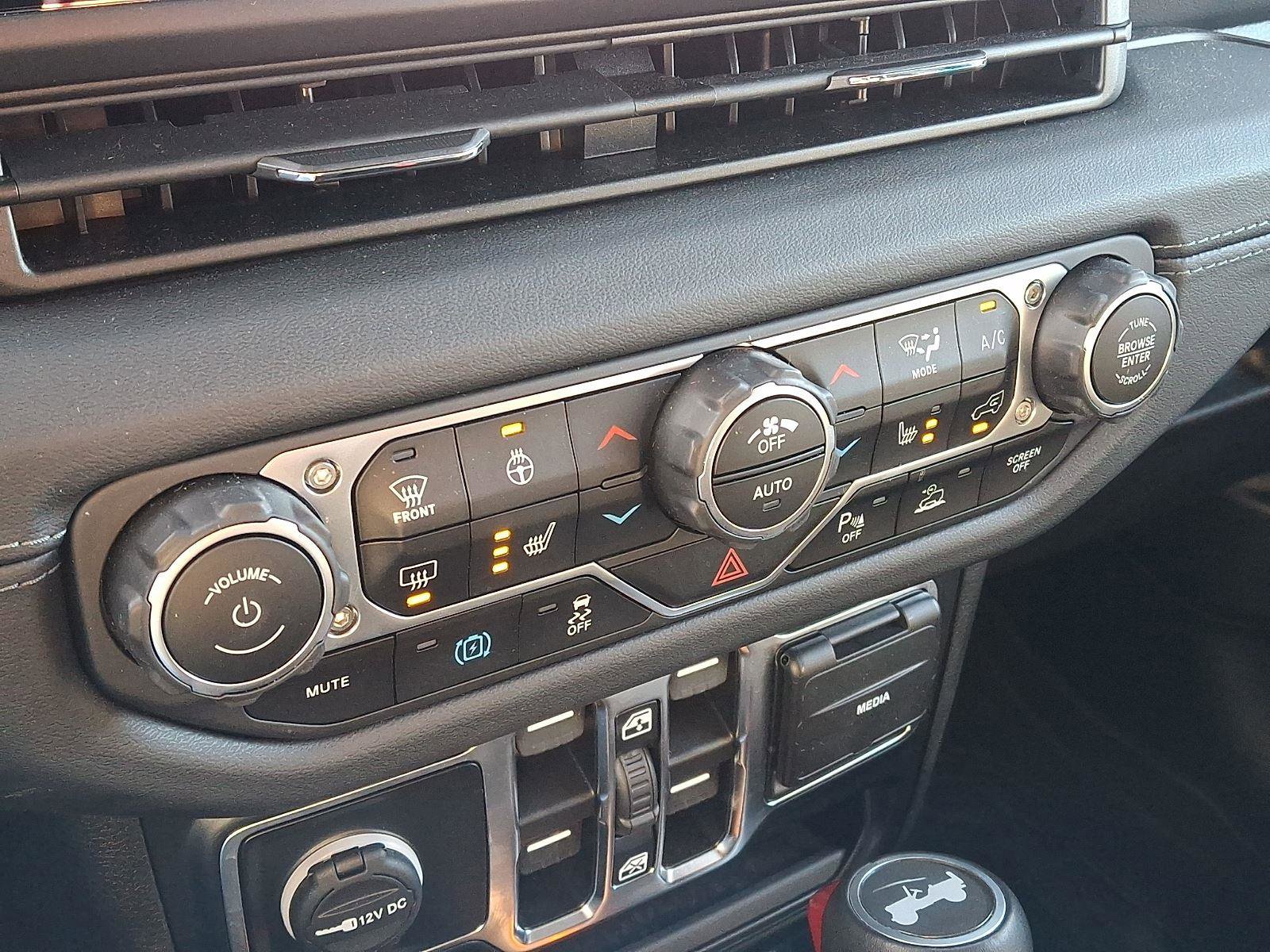 Used 2024 Jeep Wrangler Unlimited Sahara w/ Technology Group image 15