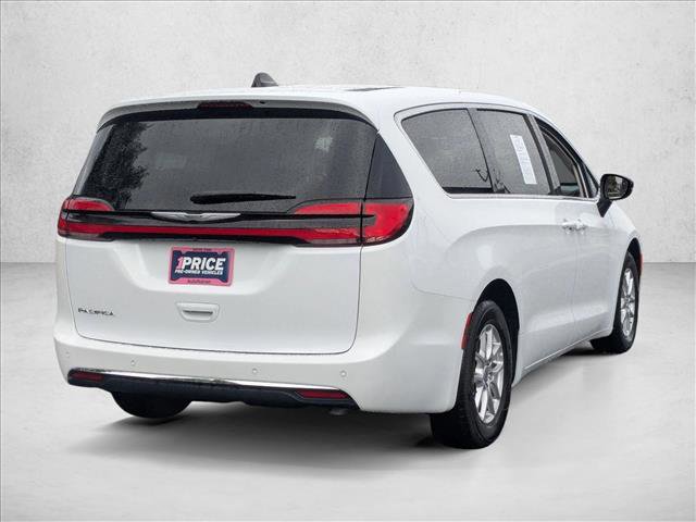 Used 2024 Chrysler Pacifica Touring-L image 5