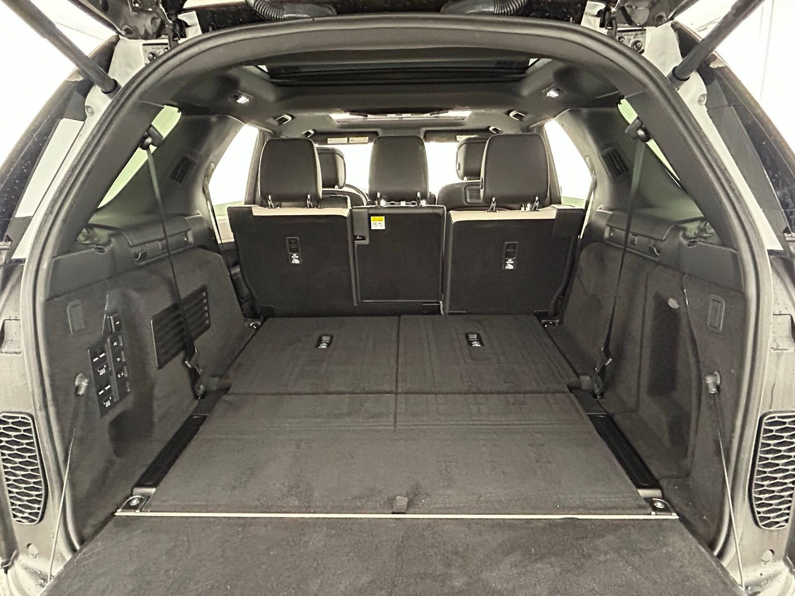 Used 2023 Land Rover Discovery HSE R-Dynamic image 40