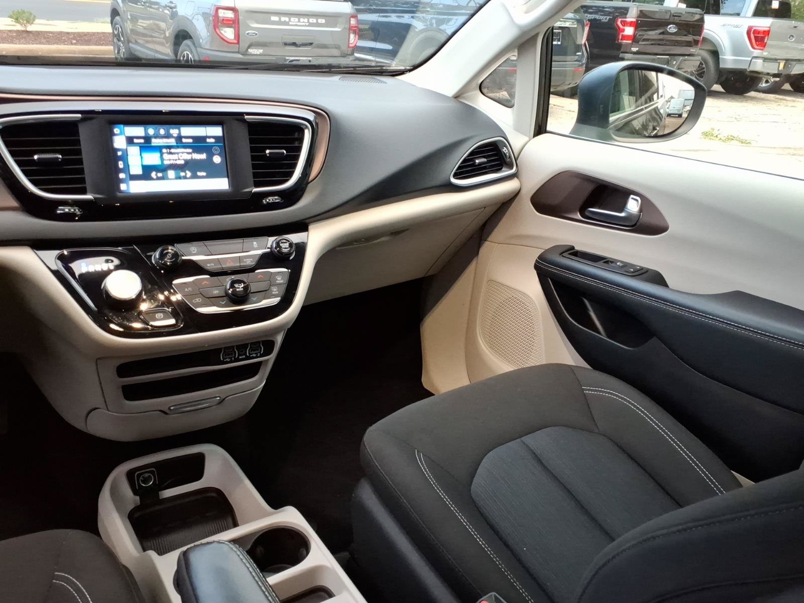 Used 2023 Chrysler Voyager LX FWD image 16