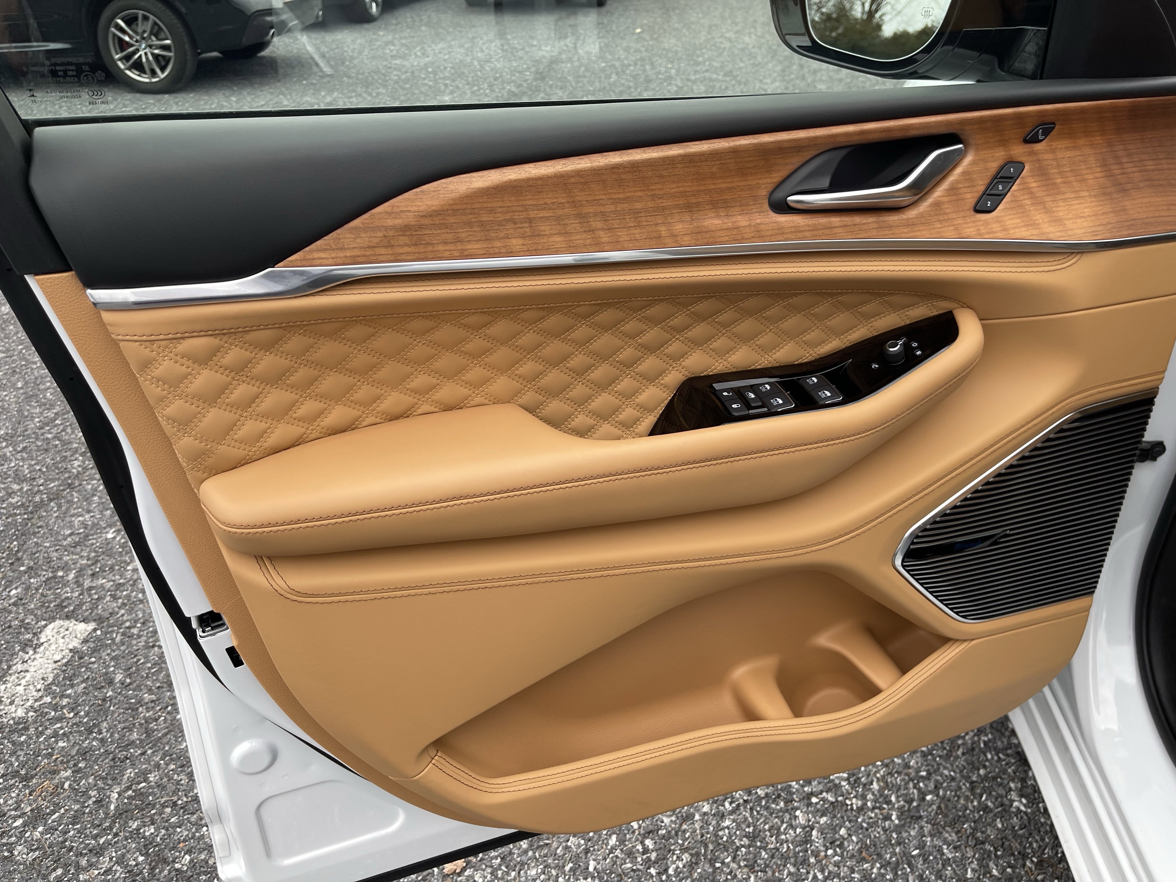 Used 2025 Jeep Grand Cherokee L Summit image 9