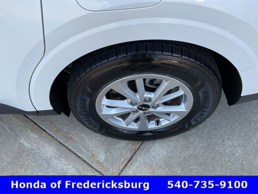 Used 2024 Kia Carnival LX FWD image 11