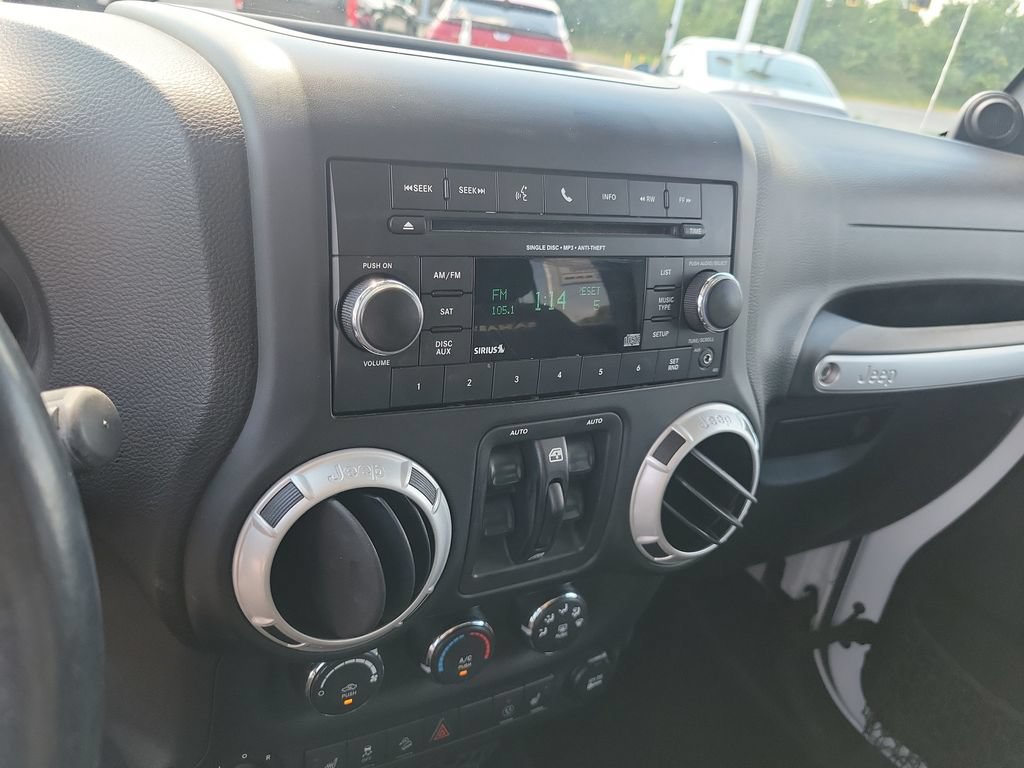 Used 2014 Jeep Wrangler Unlimited Sahara w/ Connectivity Group AWD/4WD image 24