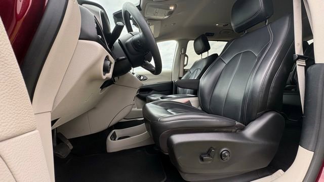 Used 2023 Chrysler Pacifica Touring-L FWD image 8