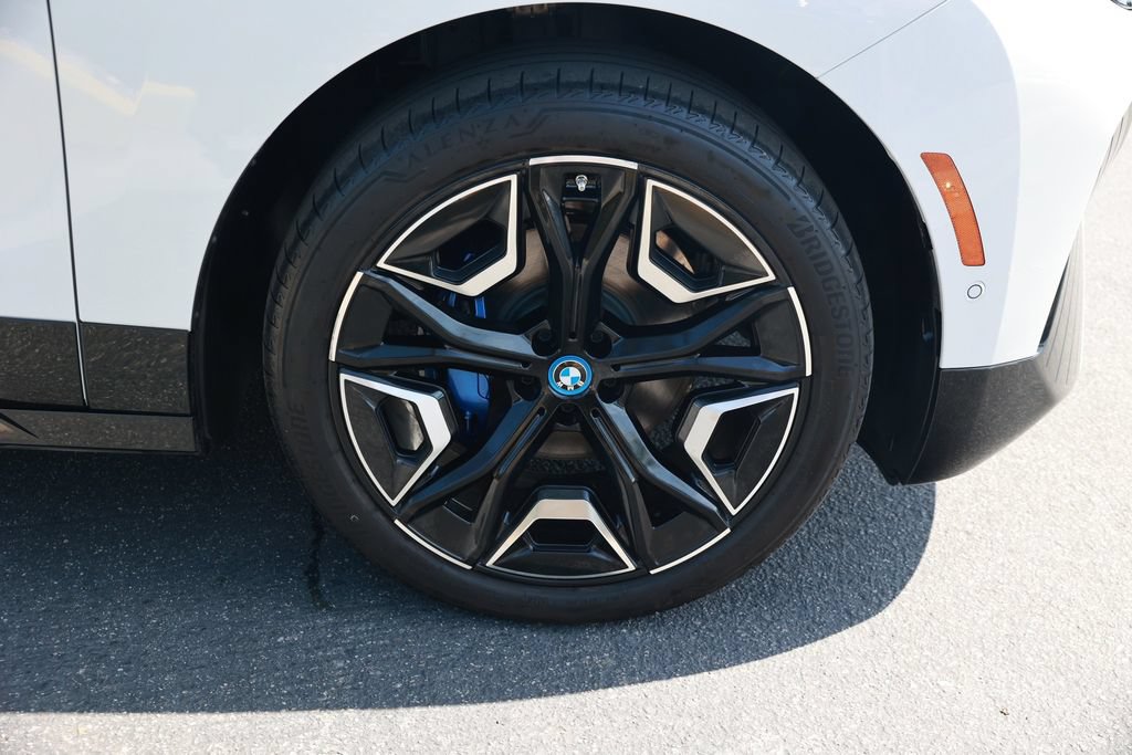 Used 2025 BMW iX xDrive50 AWD/4WD image 8