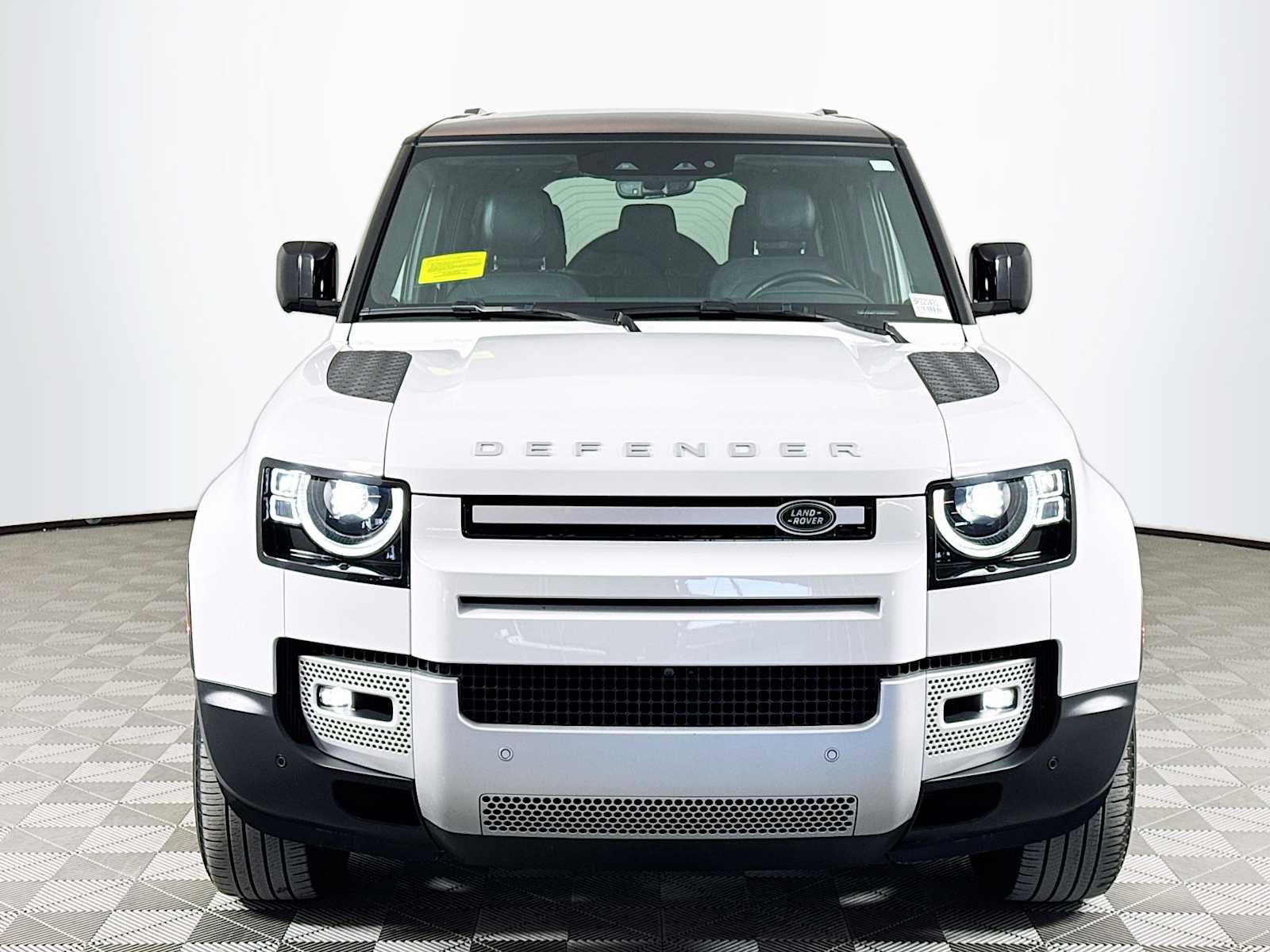 Used 2023 Land Rover Defender 130 SE image 2