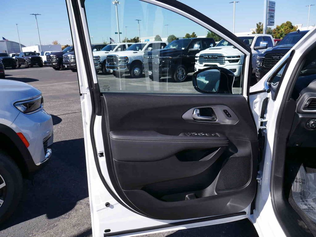 New 2026 Chrysler Pacifica Select image 22
