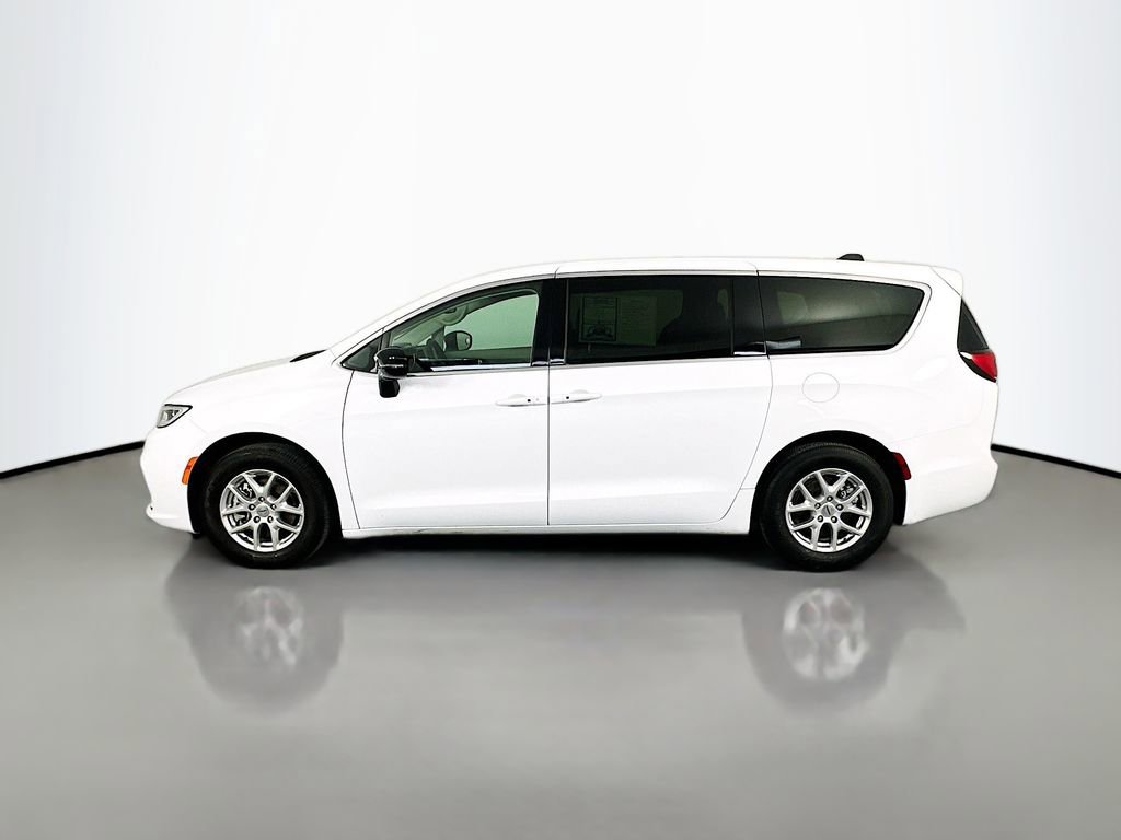 Used 2024 Chrysler Pacifica Touring-L image 4