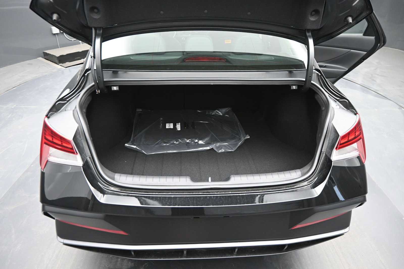 New 2026 Hyundai Elantra Limited FWD image 14