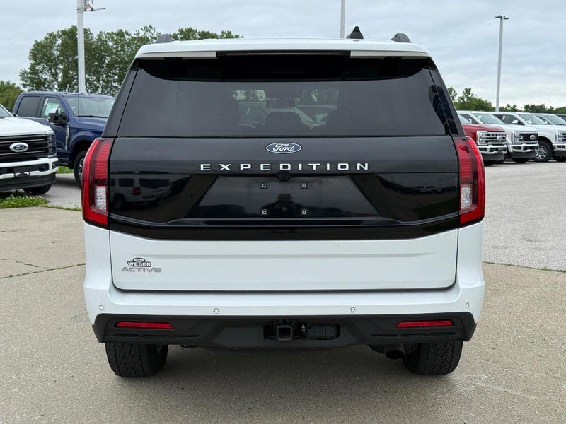 Used 2025 Ford Expedition Active AWD/4WD image 4
