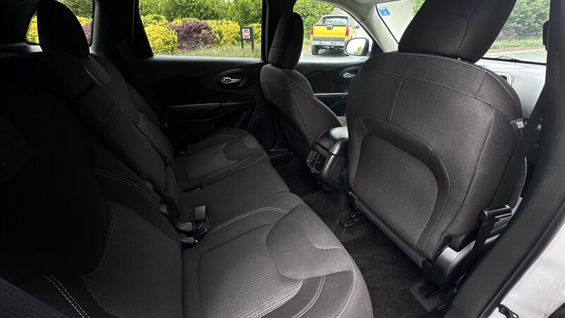 Used 2016 Jeep Cherokee Latitude FWD image 12