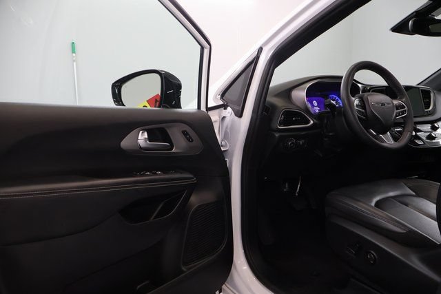 Used 2025 Chrysler Pacifica Select FWD image 9