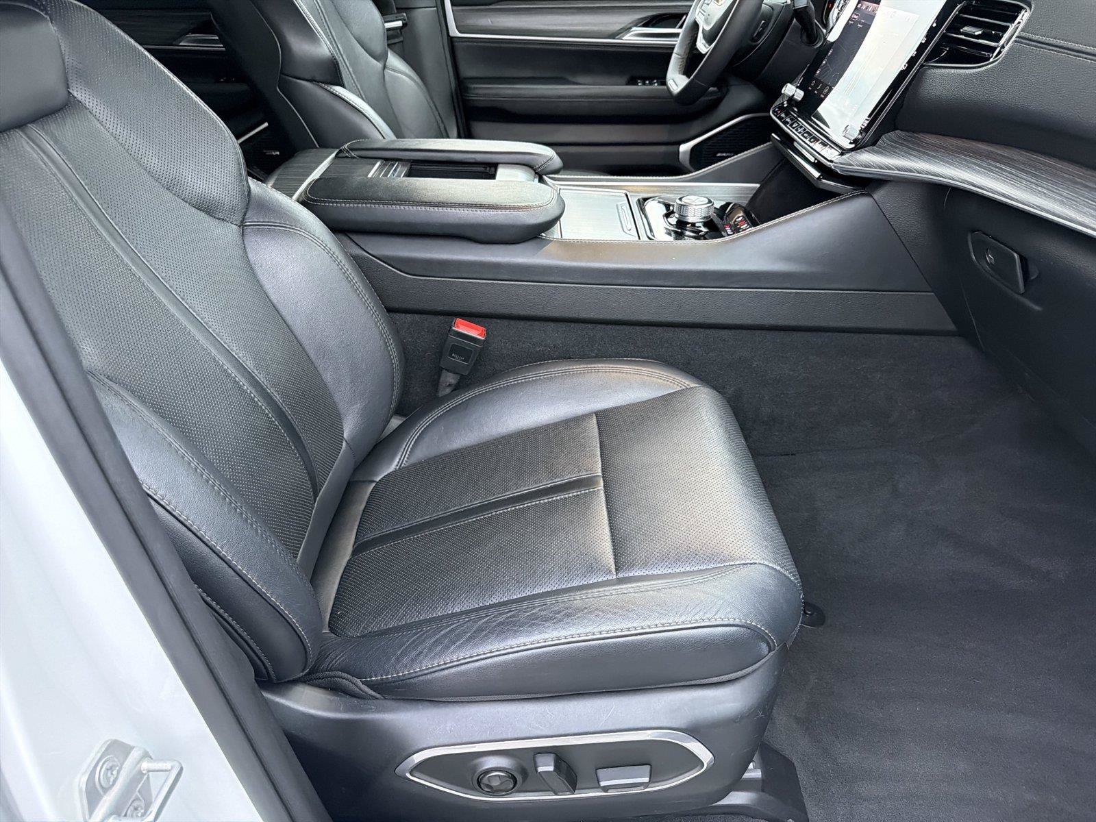 Used 2024 Jeep Wagoneer Series II w/ Flexible Seating Group RWD image 12