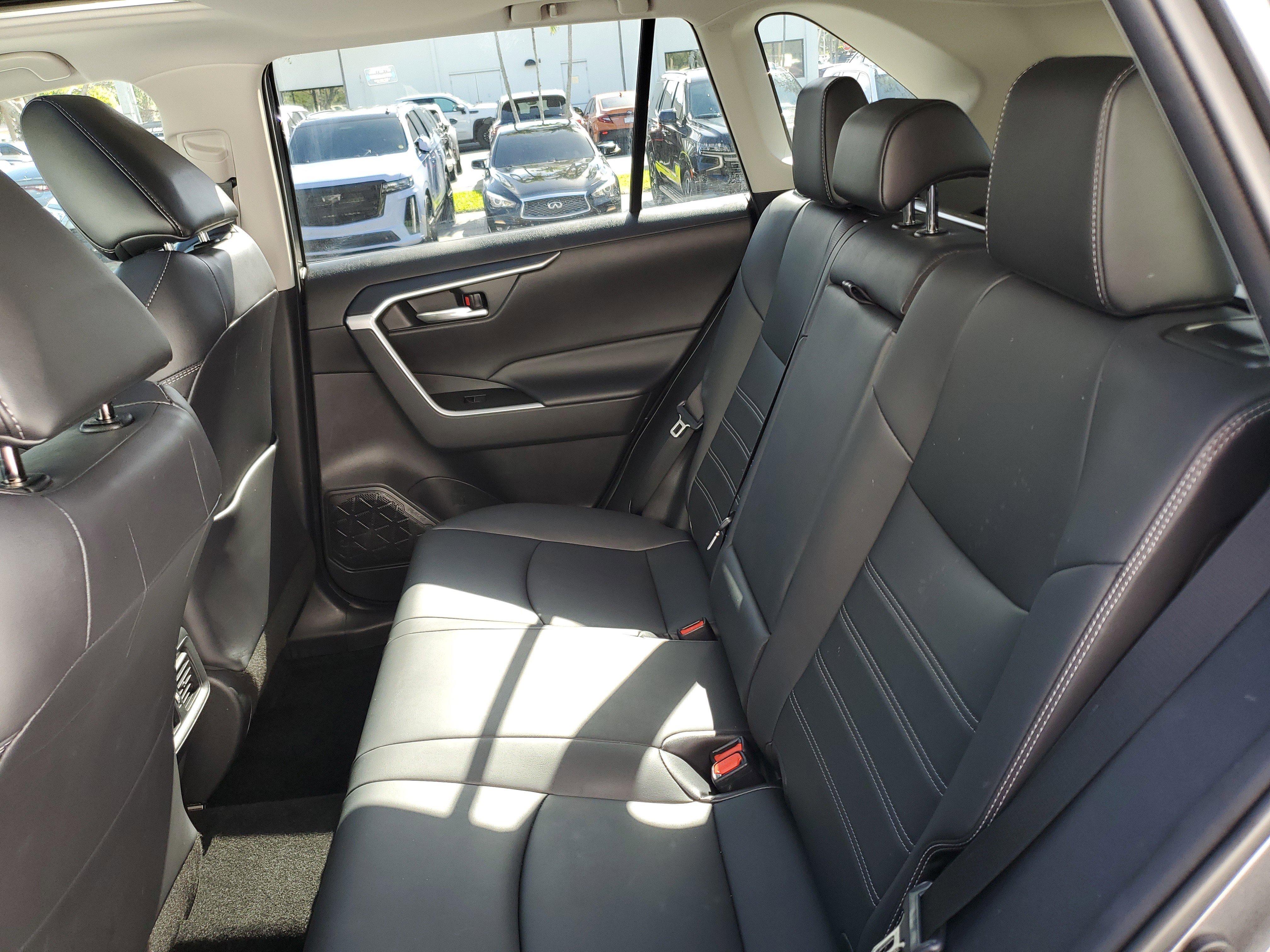 Used 2021 Toyota RAV4 XLE Premium image 12