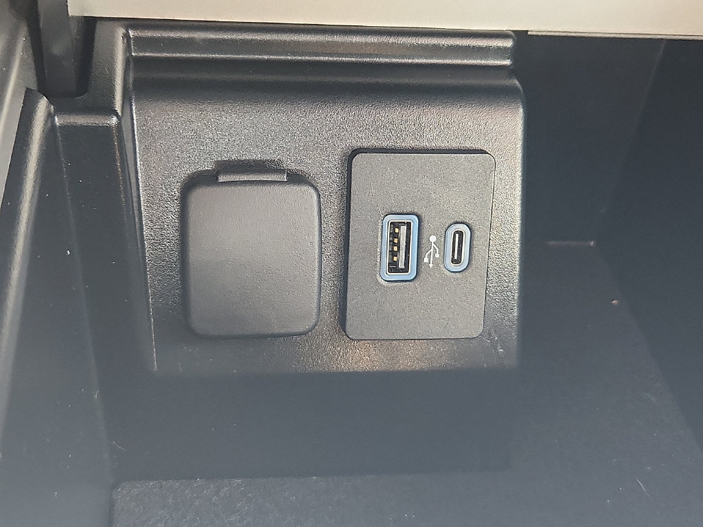 Used 2024 Ford Explorer XLT w/ Equipment Group 202A AWD/4WD image 21