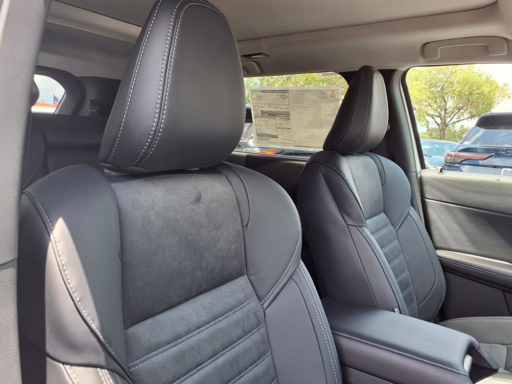 New 2025 Mitsubishi Outlander SE image 10