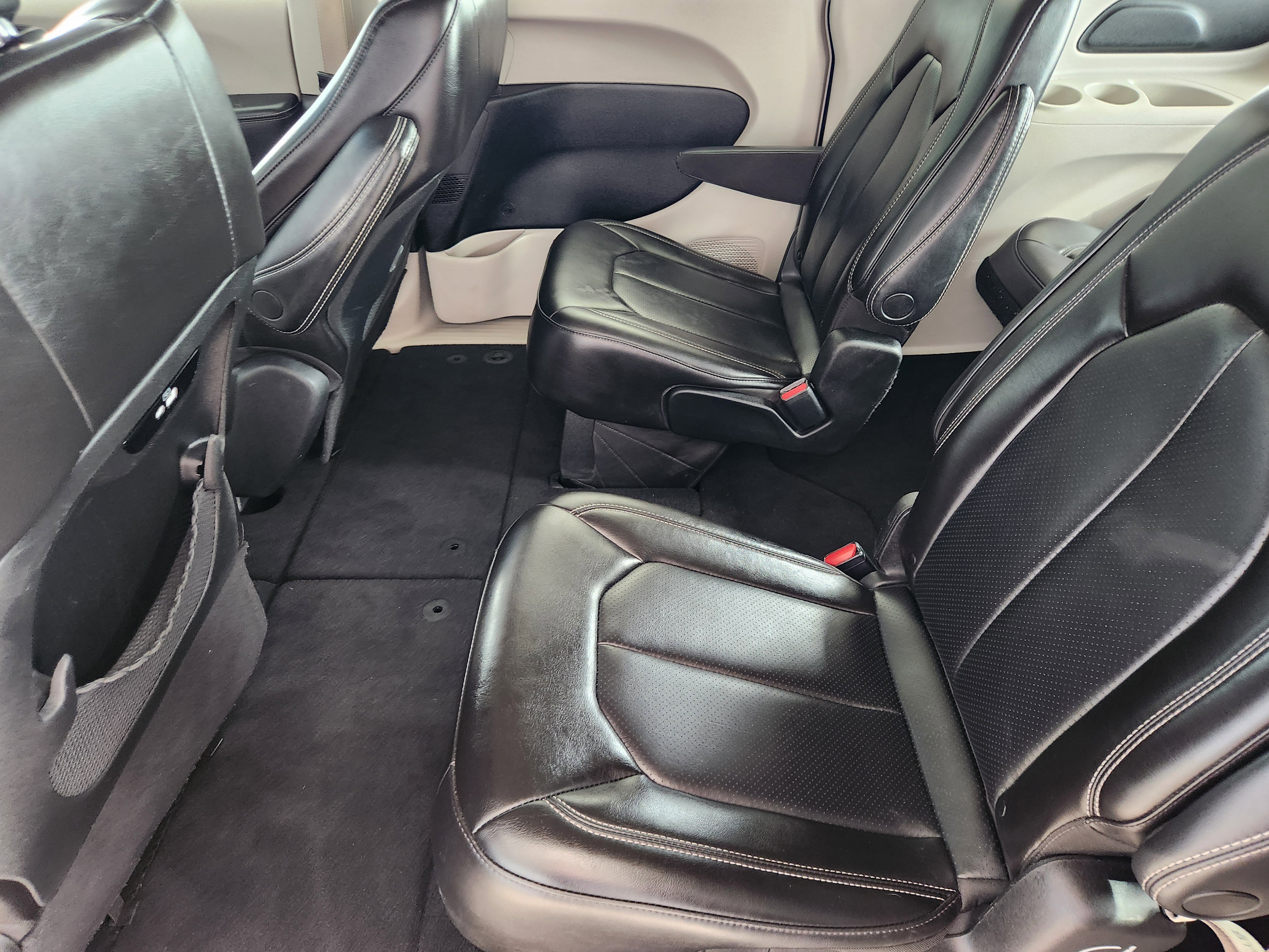 Used 2023 Chrysler Pacifica Touring-L FWD image 32