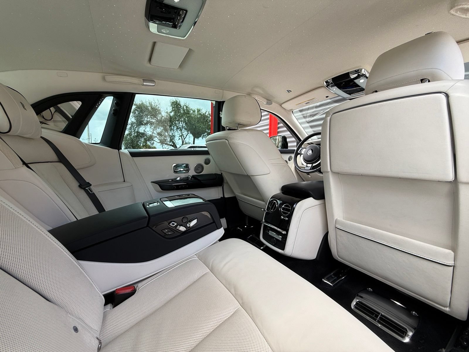 Used 2022 Rolls-Royce Phantom Sedan RWD image 43