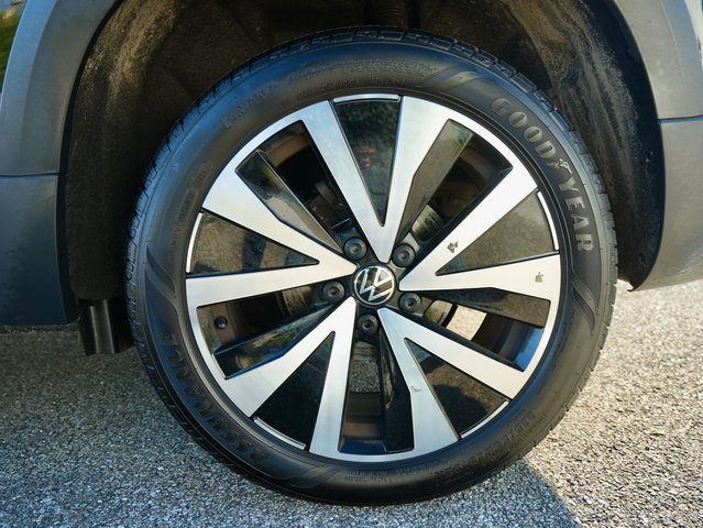 Used 2024 Volkswagen Taos SE image 31