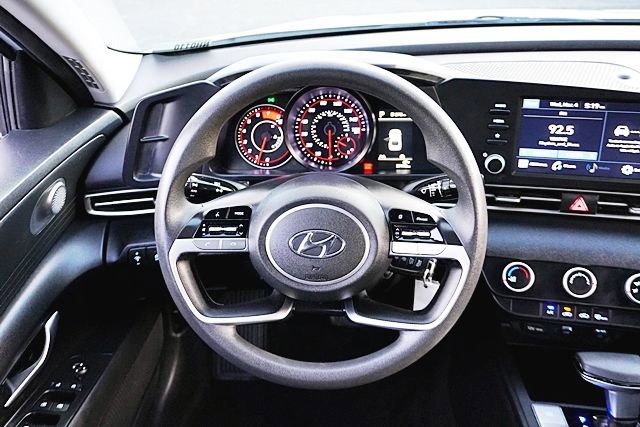 Used 2021 Hyundai Elantra SE w/ Cargo Package image 18