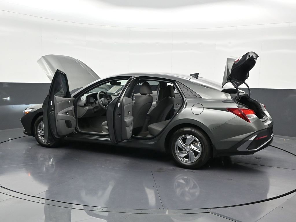 Used 2024 Hyundai Elantra SE image 34