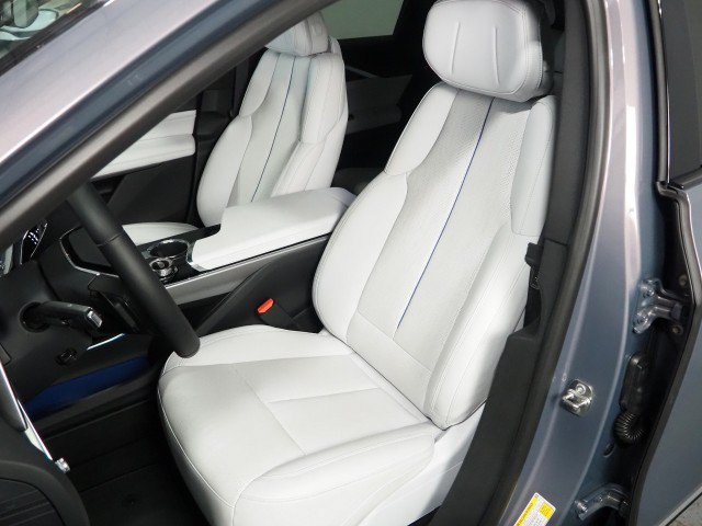 Used 2024 Cadillac Lyriq AWD Luxury image 14