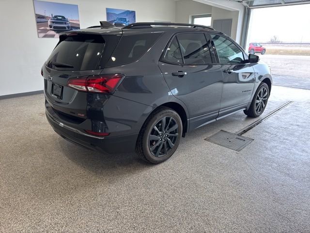 Used 2023 Chevrolet Equinox RS AWD/4WD image 2