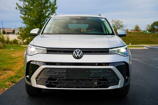 Certified 2025 Volkswagen Taos SE w/ Panoramic Sunroof Package image 43