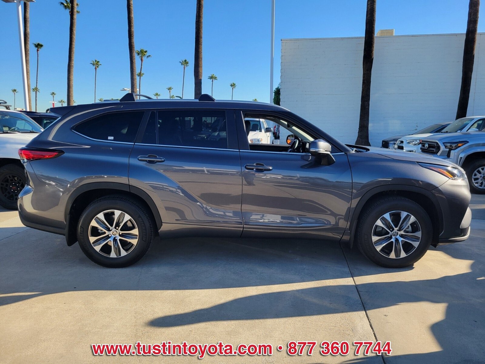 Certified 2023 Toyota Highlander XLE image 3