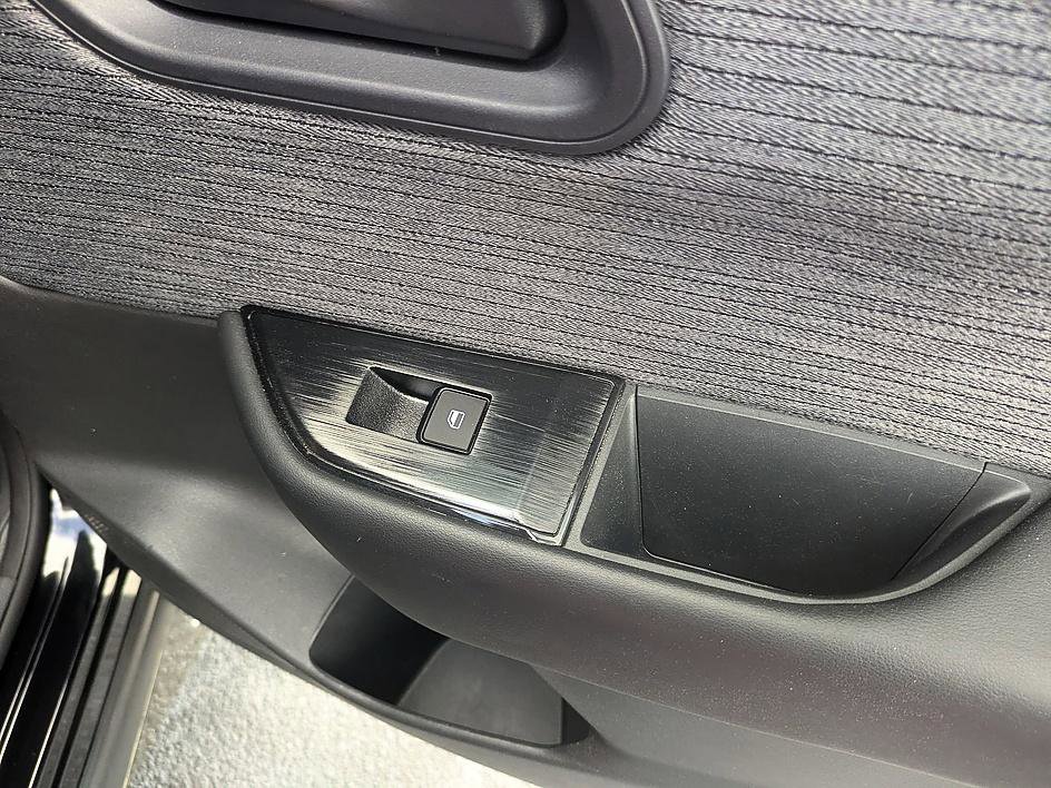 Used 2023 Nissan Rogue S image 32