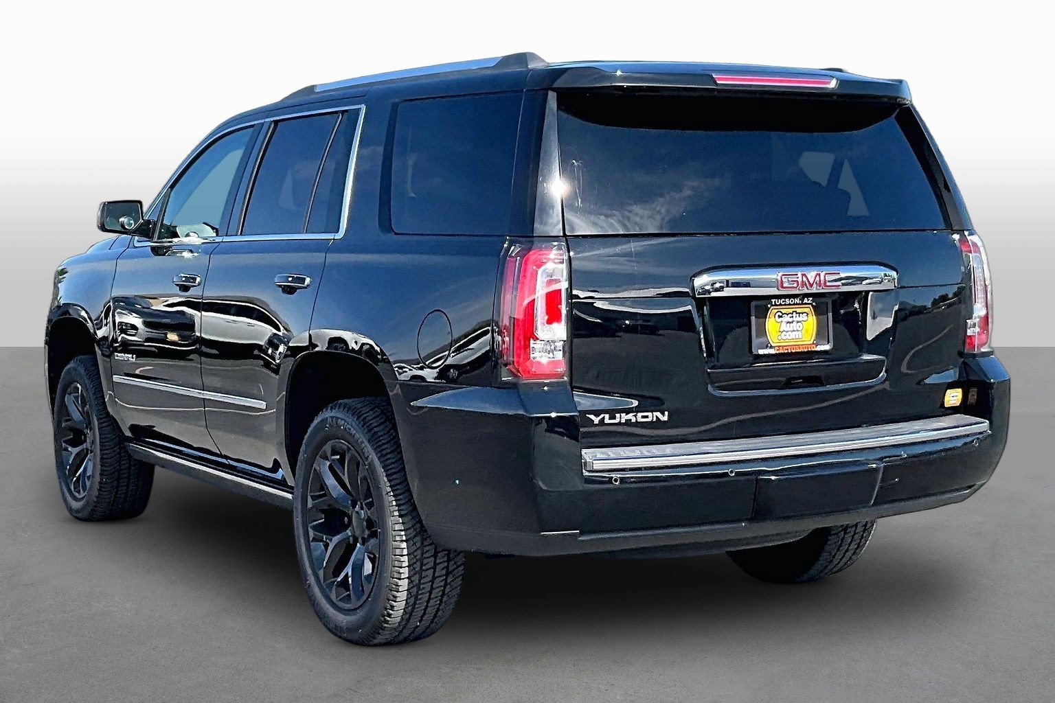 Used 2015 GMC Yukon Denali w/ Premium Package AWD/4WD image 11
