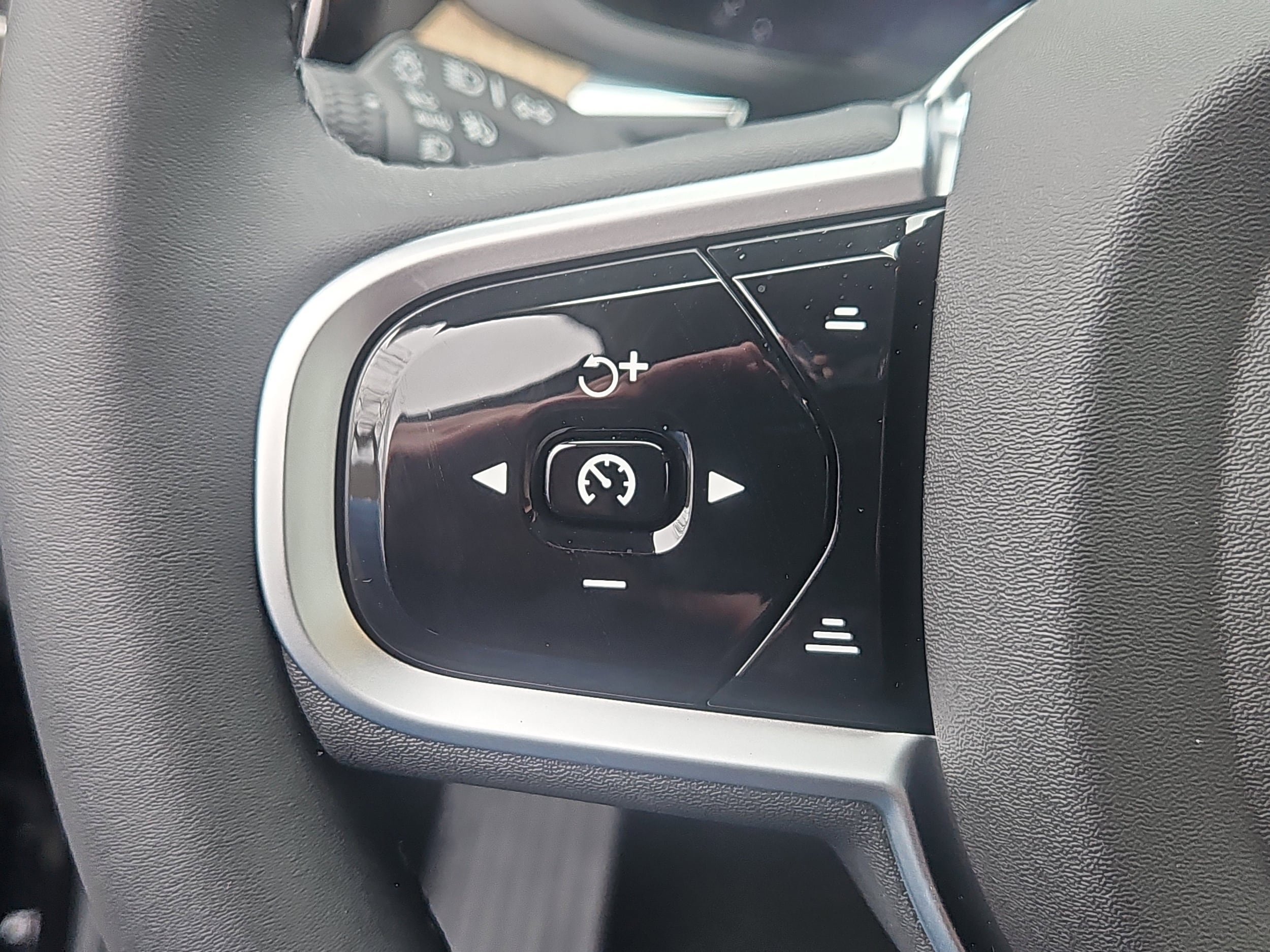 New 2026 Volvo XC60 T8 Ultra w/ Protection Package Premier AWD/4WD image 16
