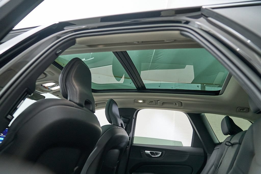 Certified 2023 Volvo XC60 B5 Plus AWD/4WD image 27