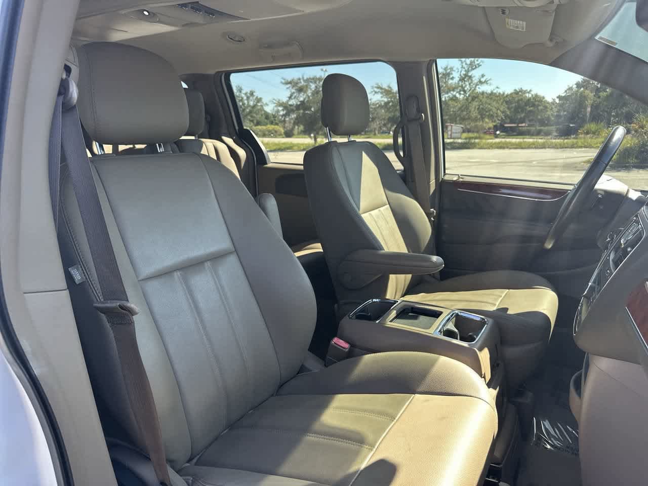 Used 2016 Chrysler Town & Country Touring FWD image 22