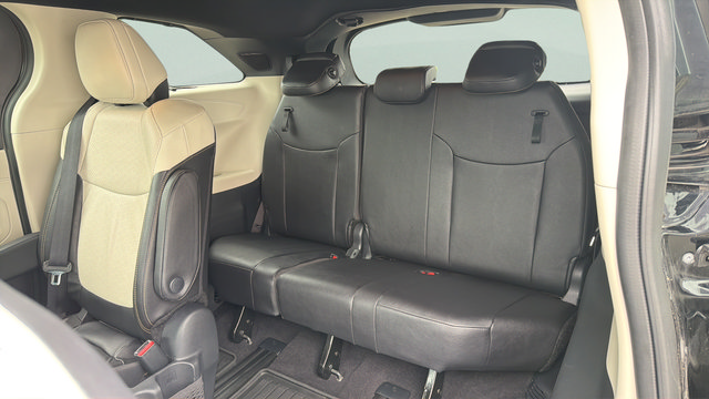 Used 2025 Toyota Sienna Platinum AWD/4WD image 30