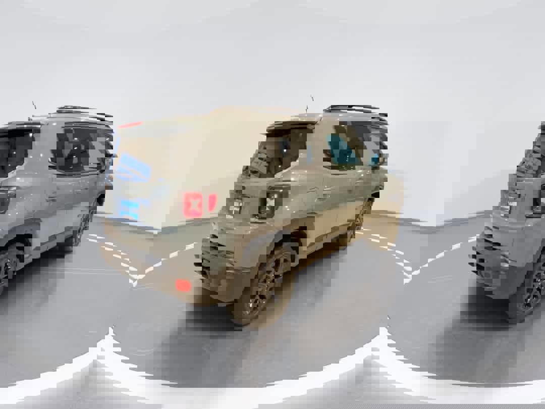 Used 2018 Jeep Renegade Altitude w/ UConnect 8.4 Nav Group image 8