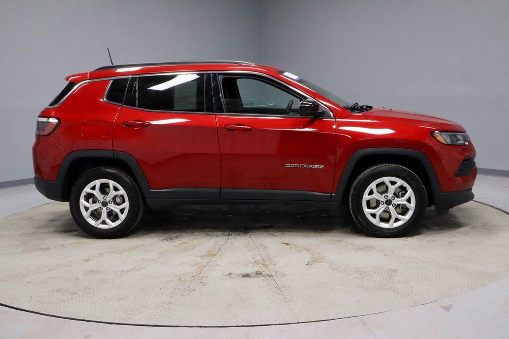 Used 2025 Jeep Compass Latitude image 12