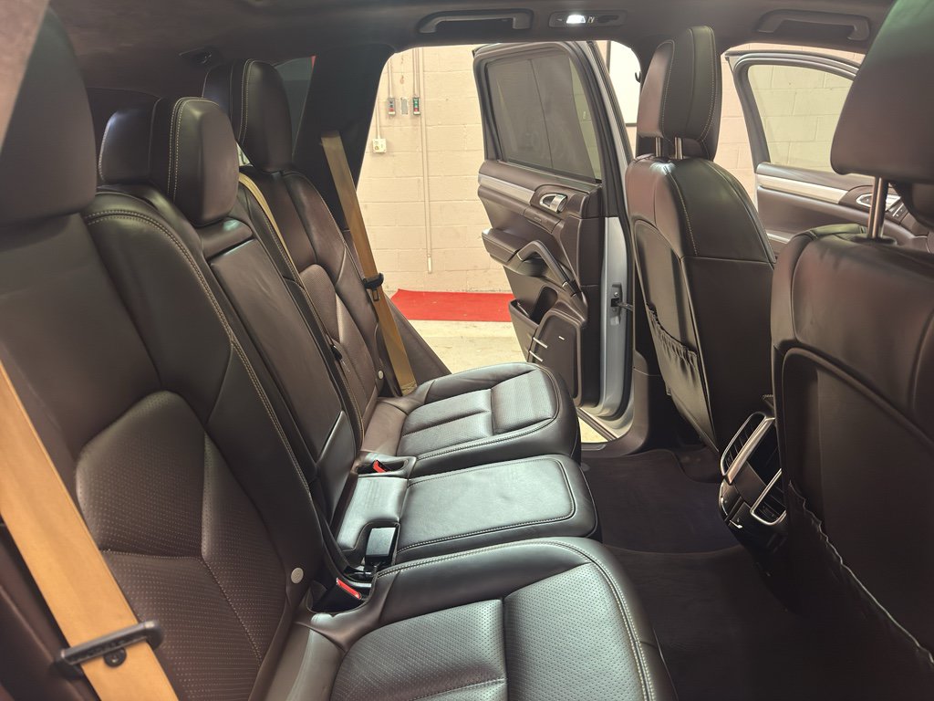 Used 2016 Porsche Cayenne Turbo AWD/4WD image 28