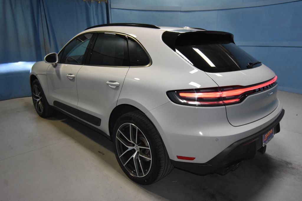 Certified 2025 Porsche Macan image 3