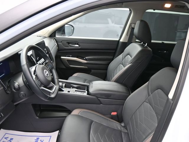 Used 2025 Nissan Pathfinder Platinum image 11