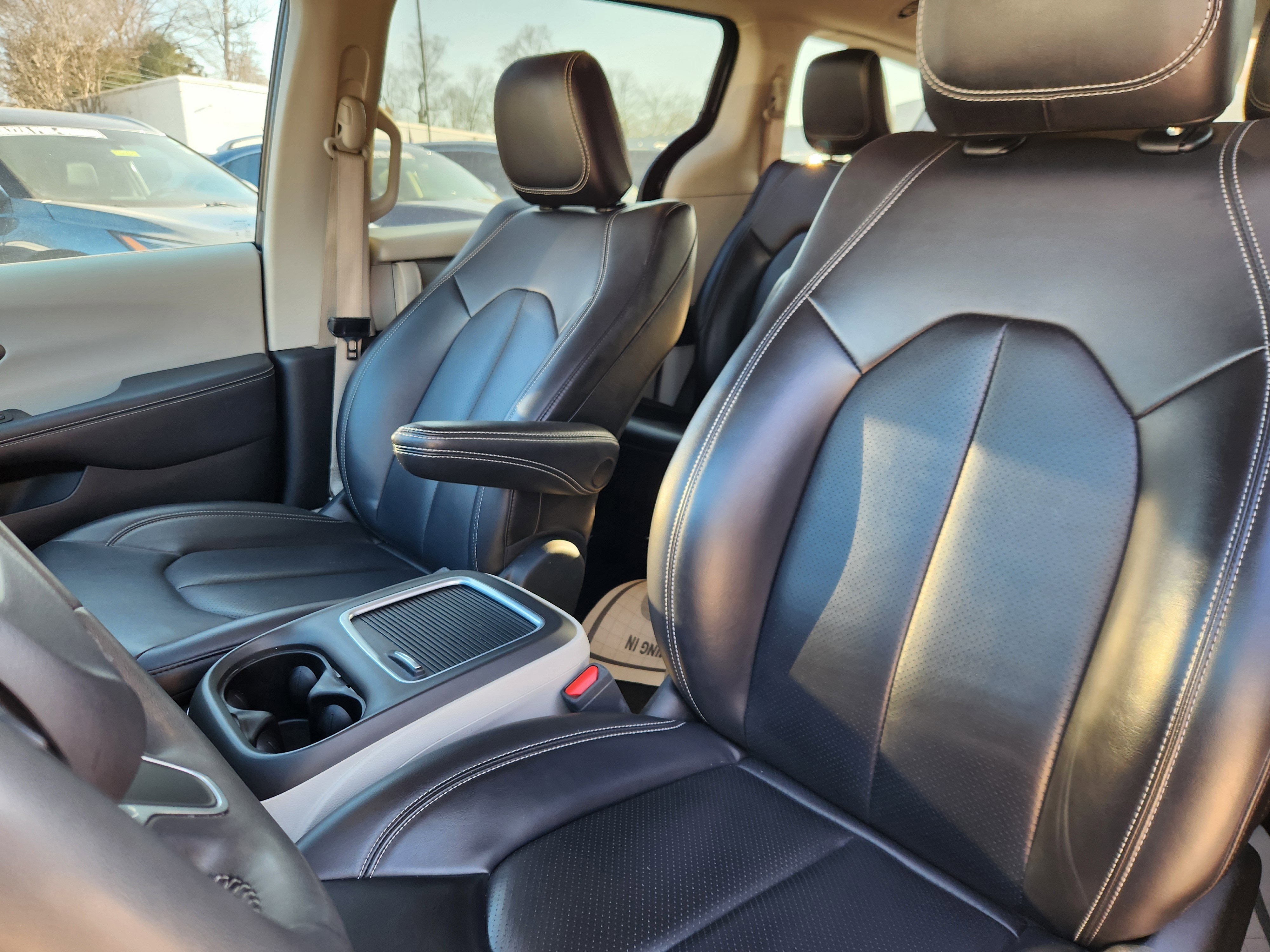 Used 2023 Chrysler Pacifica Touring-L image 7