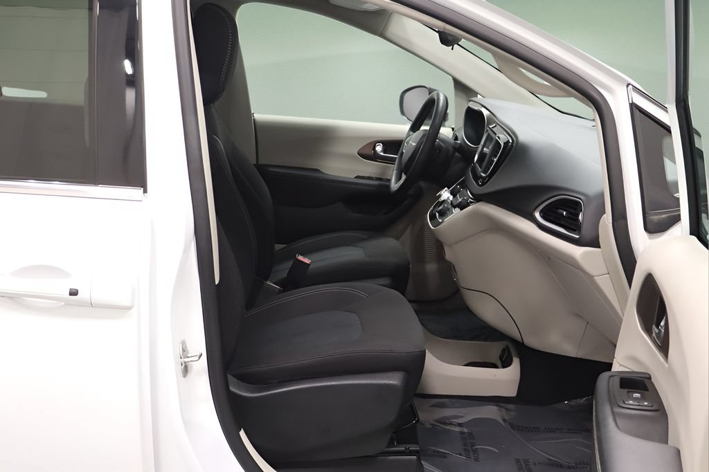 Certified 2023 Chrysler Voyager LX FWD image 17