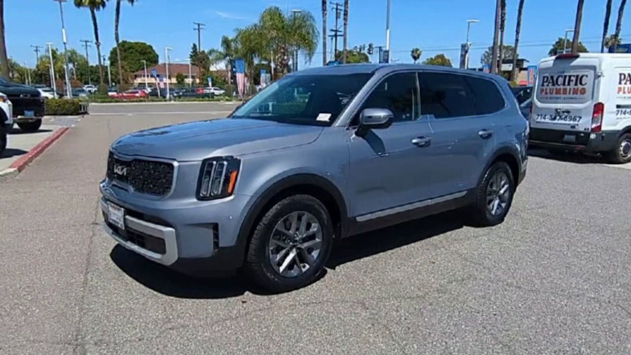 Used 2024 Kia Telluride LX FWD image 4
