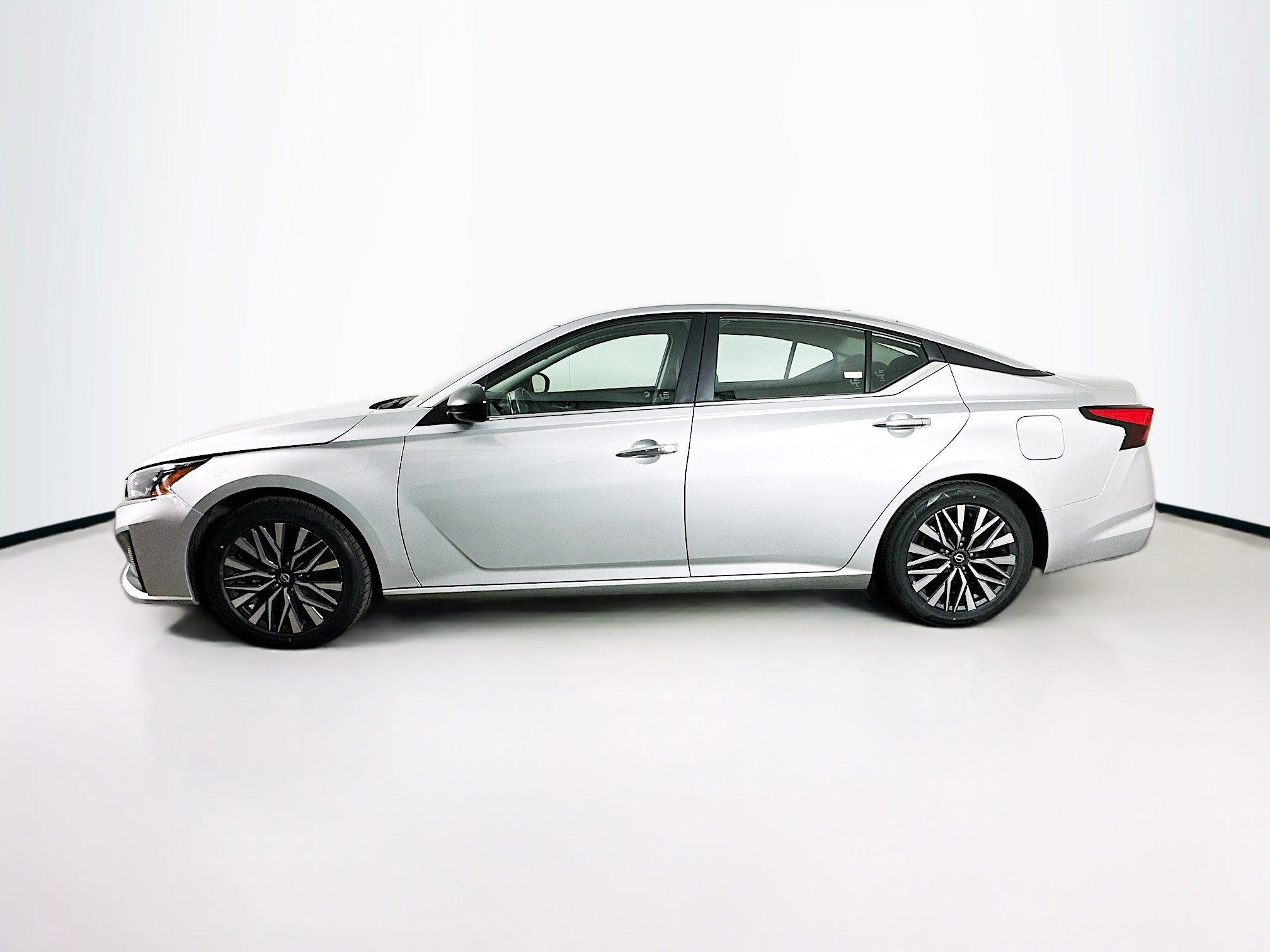 Used 2024 Nissan Altima 2.5 SV image 4