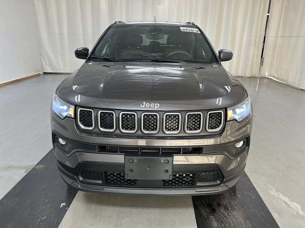 Used 2023 Jeep Compass Latitude w/ Convenience Group AWD/4WD image 3