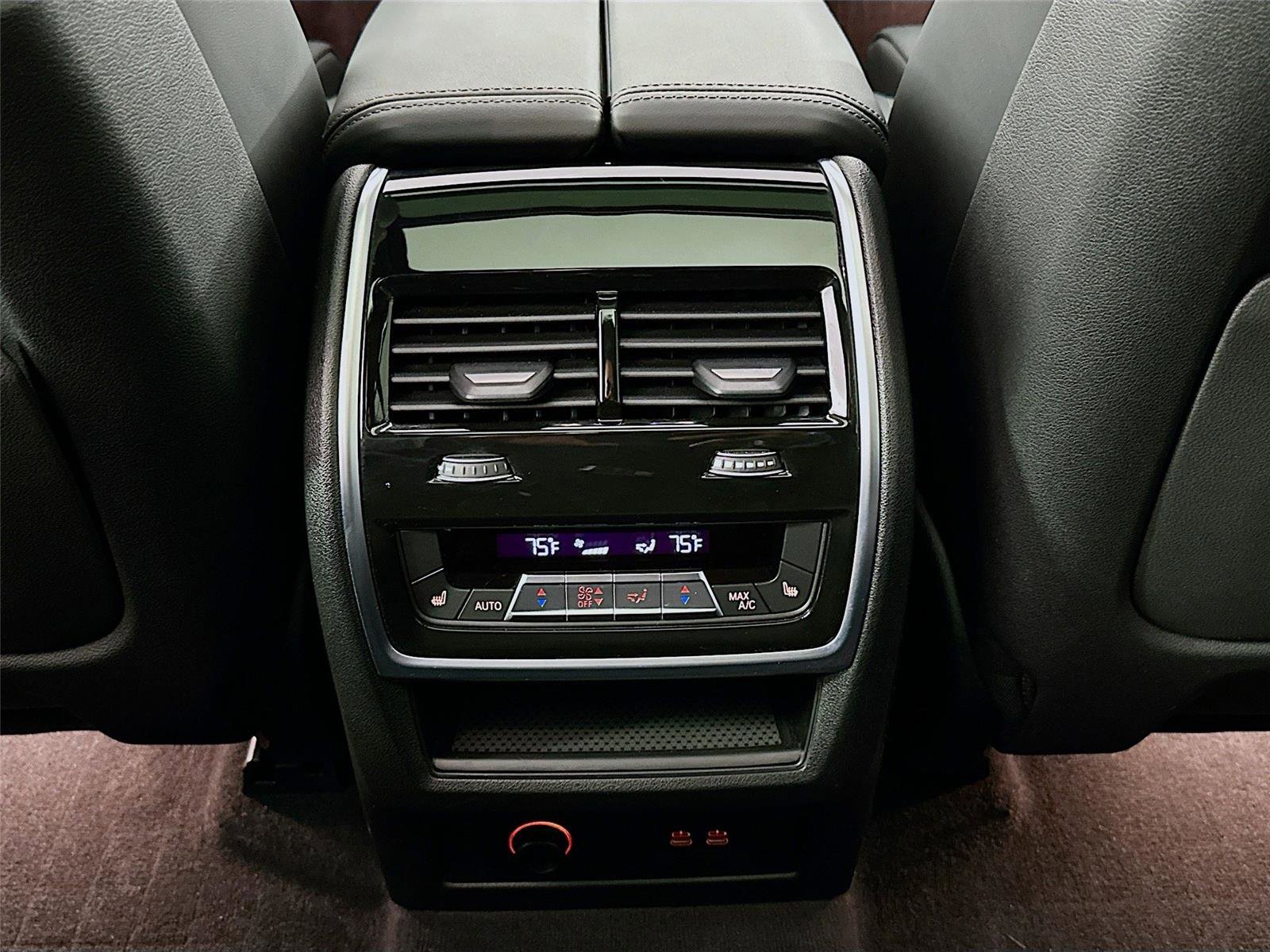 Used 2025 BMW X7 M60i w/ Executive Package image 27