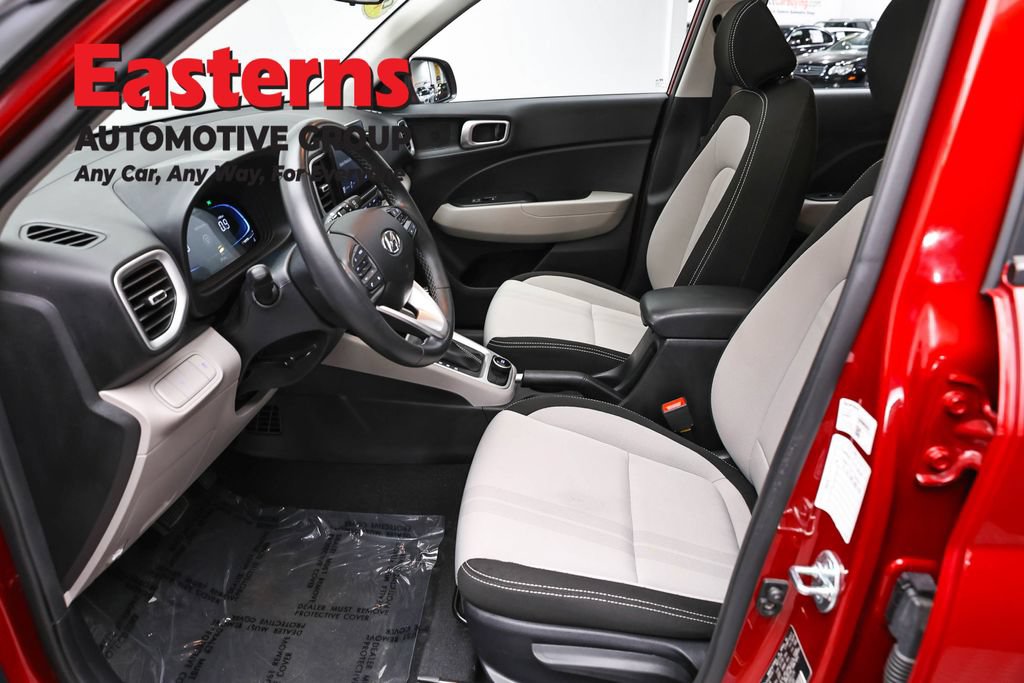 Used 2025 Hyundai Venue SEL FWD image 13